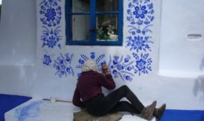 Anciana de 90 años pinta su pueblo con preciosos motivos florales