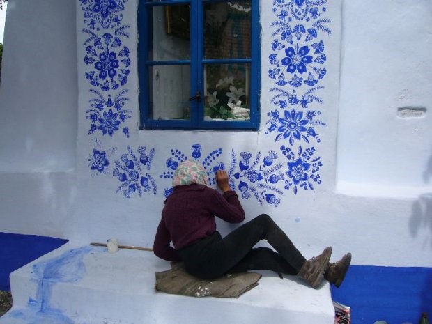 Anciana de 90 años pinta su pueblo con preciosos motivos florales