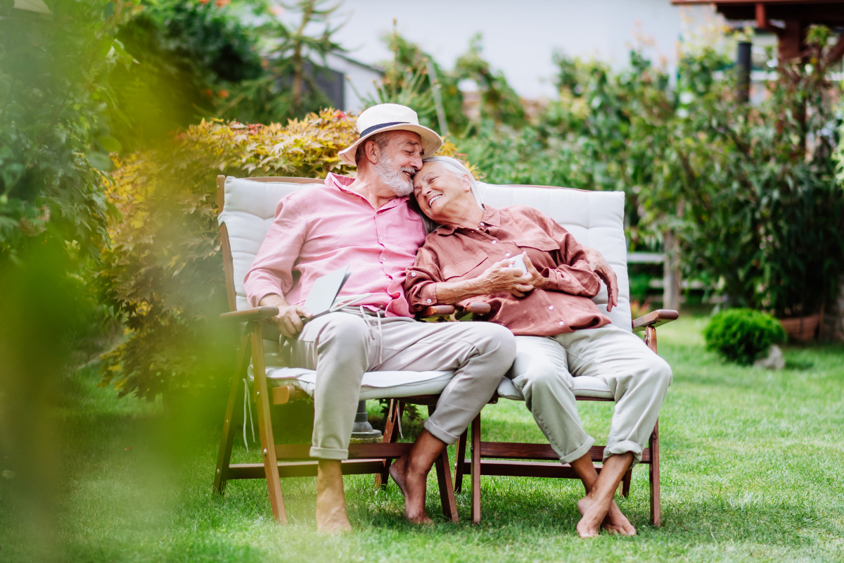 pareja-de-ancianos-sentada-en-el-jardin